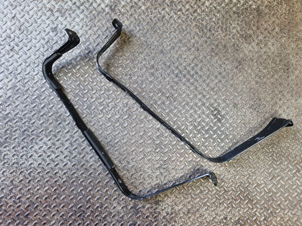 Fuel tank mounting bracket