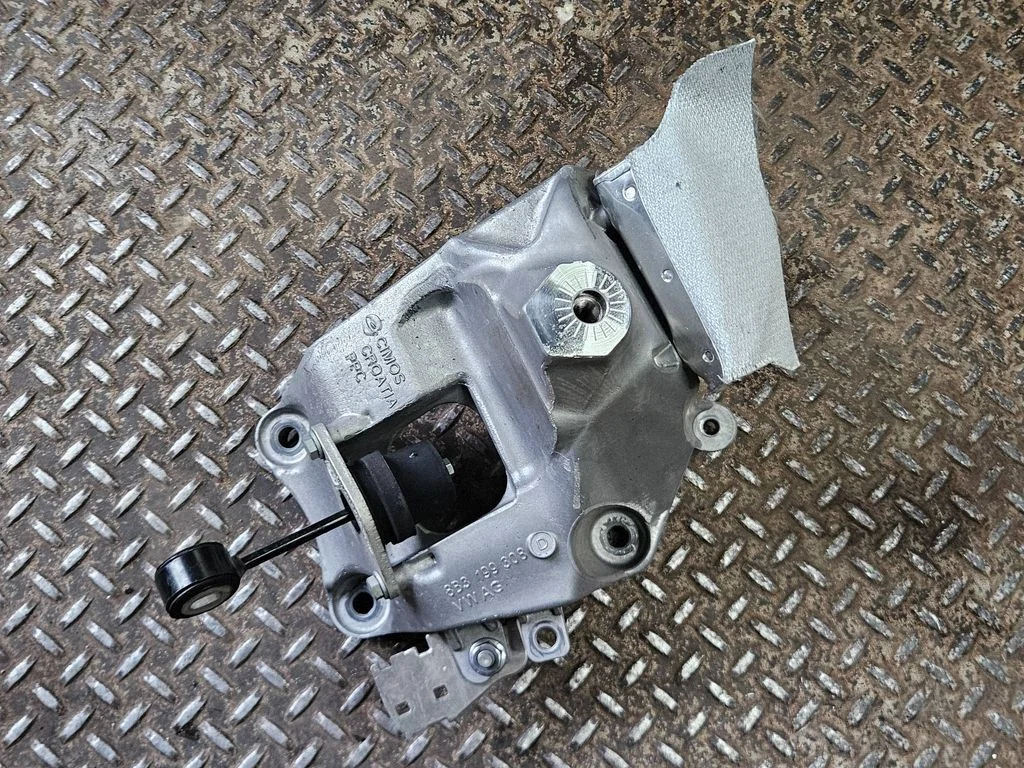 Mootori kinnituskronstein 8B3199308