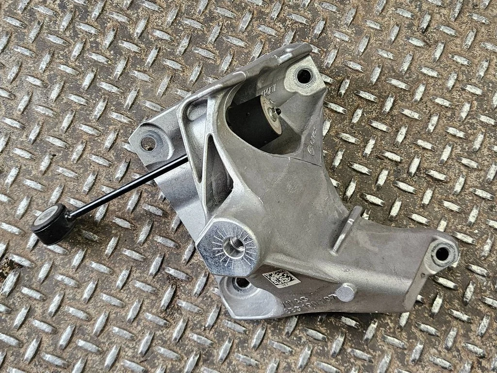 Mootori kinnituskronstein 8B3199307