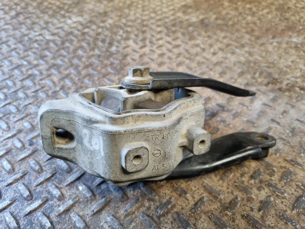Engine mount bracket 8G9N6L063