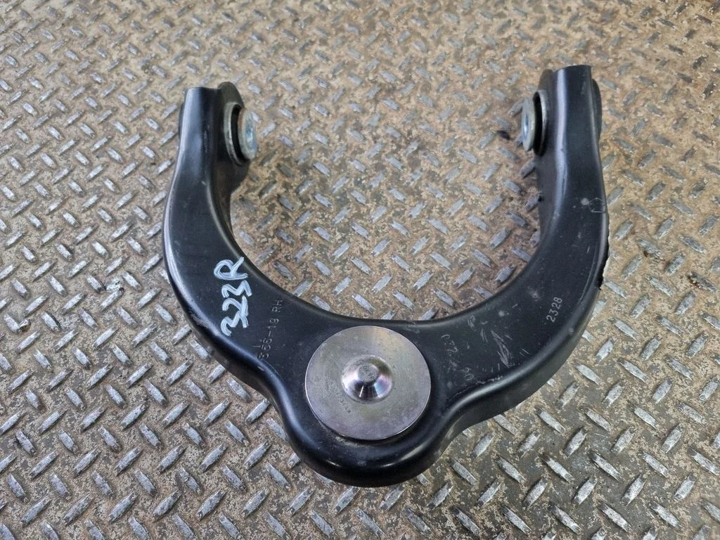 Front lower control arm/wishbone – right