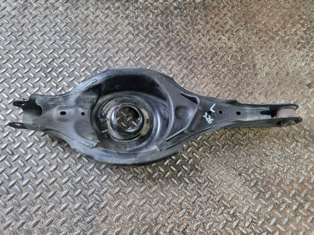 Tagumine ülemine õõtshoob – vasak
