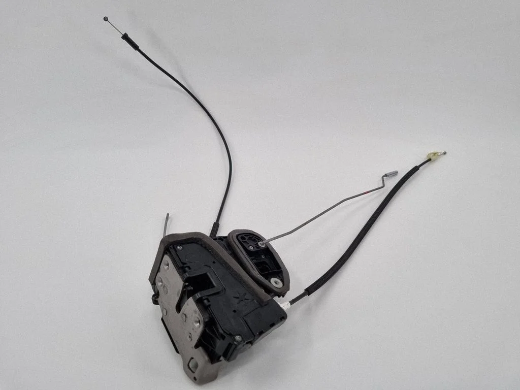 Esiukse lukk 13597528 – Cadillac Escalade IV (2014-2020)