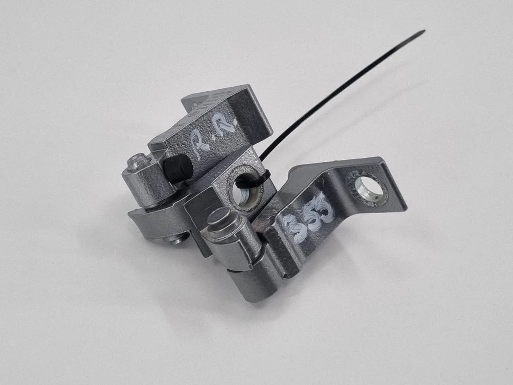 Tagaukse hingede komplekt 8V5833404C