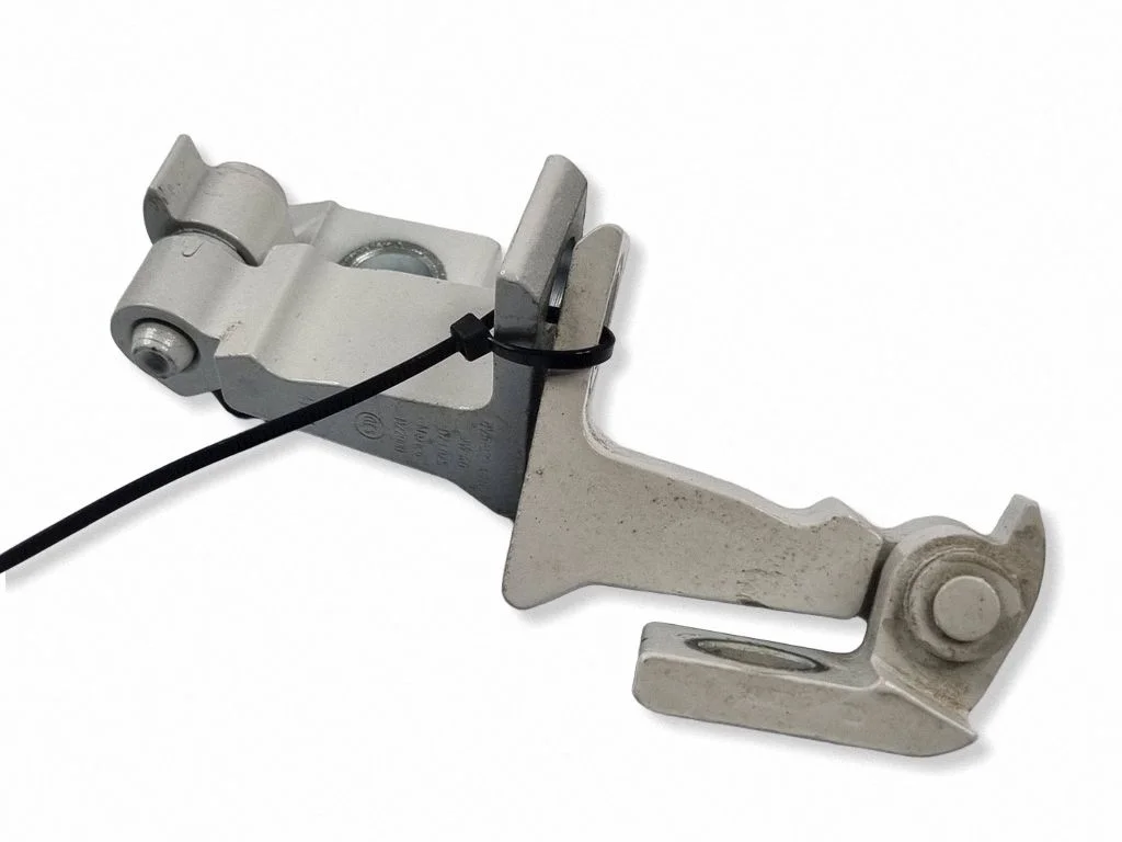 Tagaukse hingede komplekt 8V5833404C
