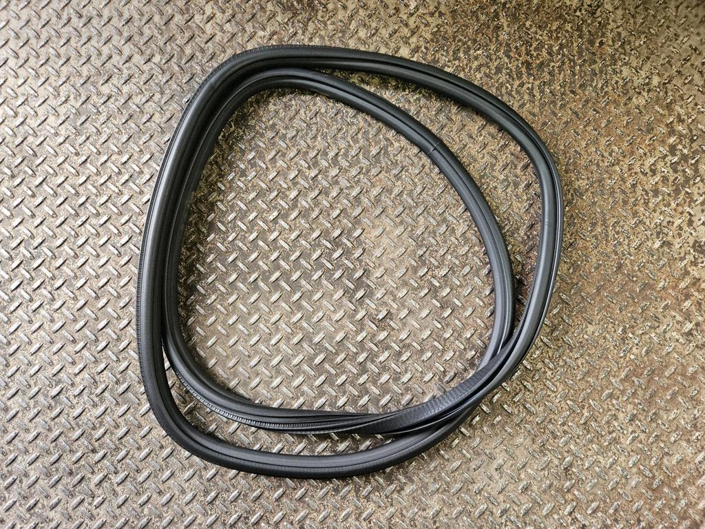 Rear door rubber seal (on body) 83A833721C
