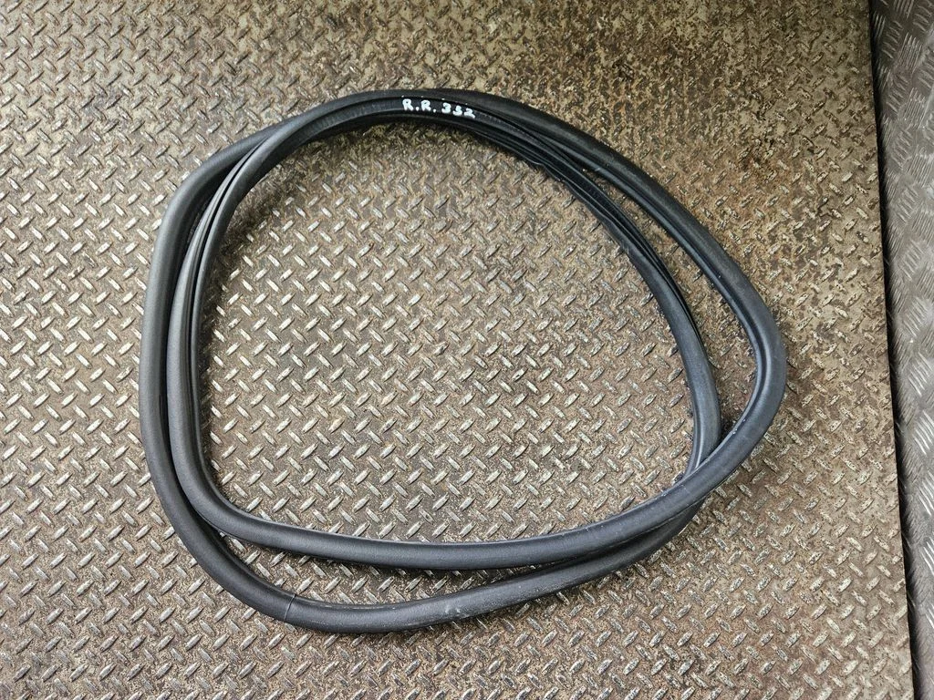 Tagaukse tihend (kere pool) 23255370 – Cadillac Escalade IV (2014-2020)
