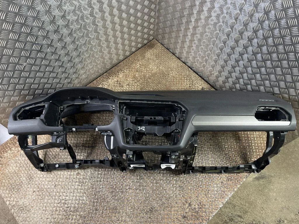 Dashboard 5NN857003