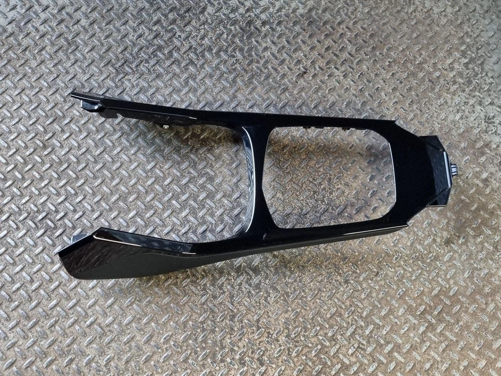 Gear shifter surround trim plastic 6823448