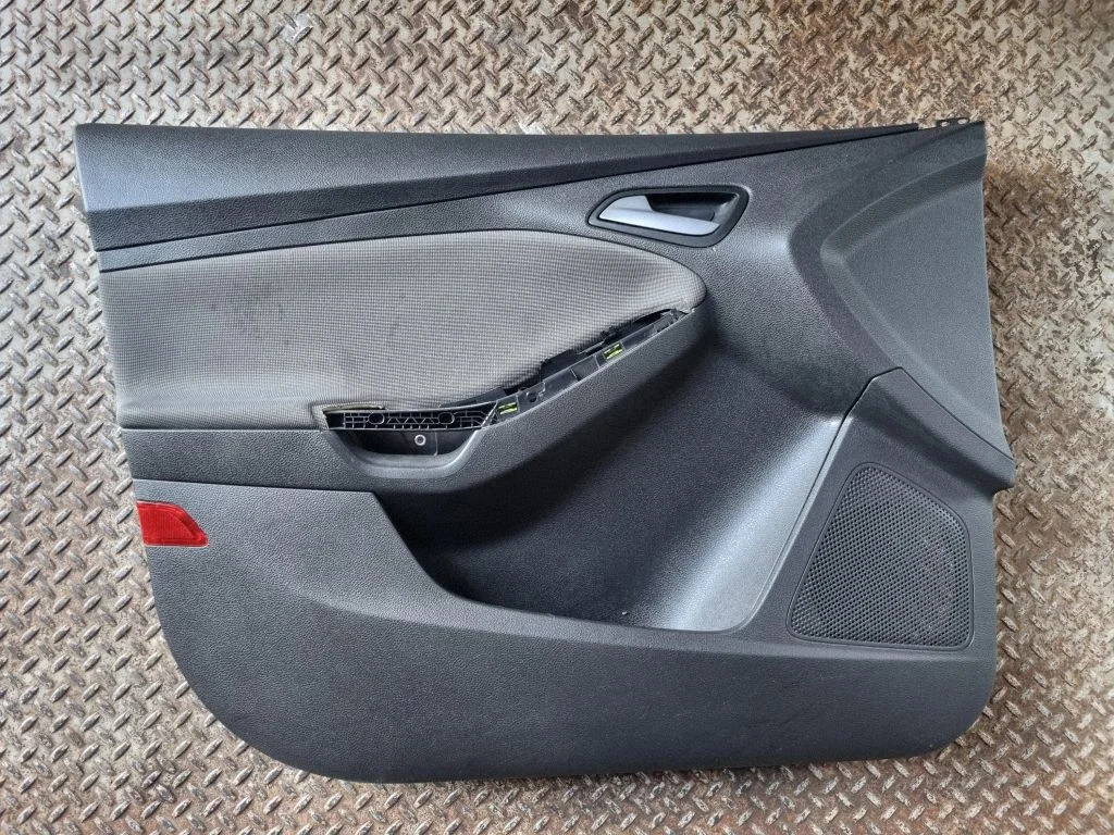 Eesmiste uste sisevooder – Ford Focus (2010-2017)