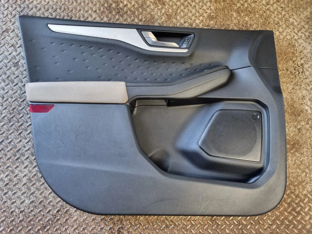 Eesmiste uste sisevooder LJ6BS23891A