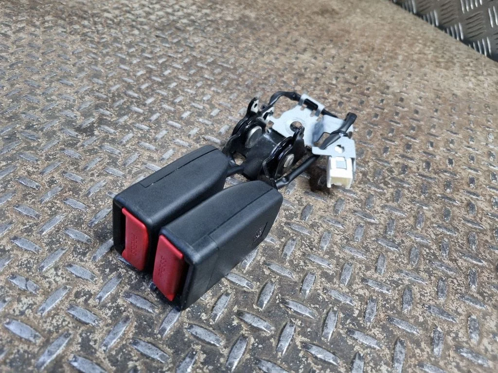 Zapięcie pasa środkowe (tylne) KB8M