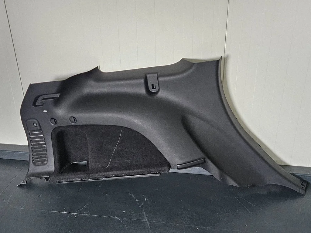 Boczny panel tapicerki bagażnika X65000901BL