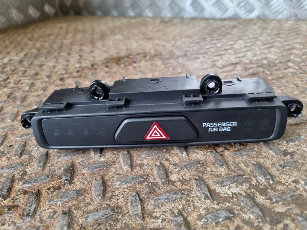Hazard light switch 95960F1000