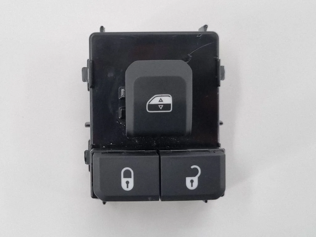 Elektriaknate lüliti 68456968AC