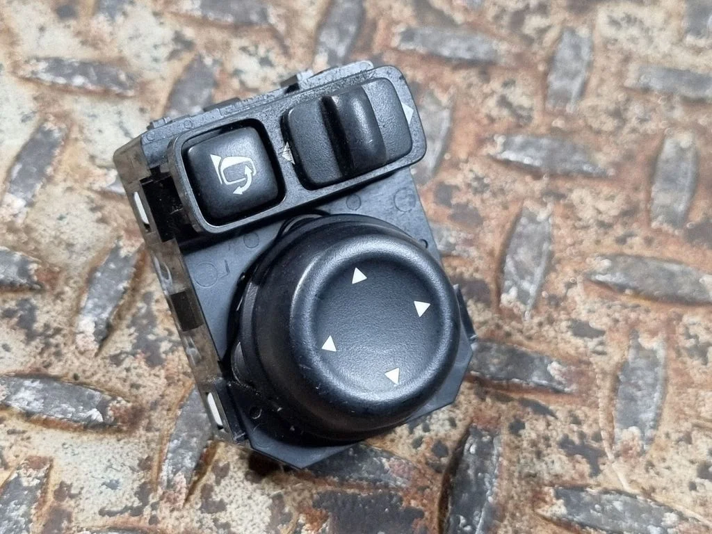Wing mirror switch – Nissan Qashqai (2014-2016)