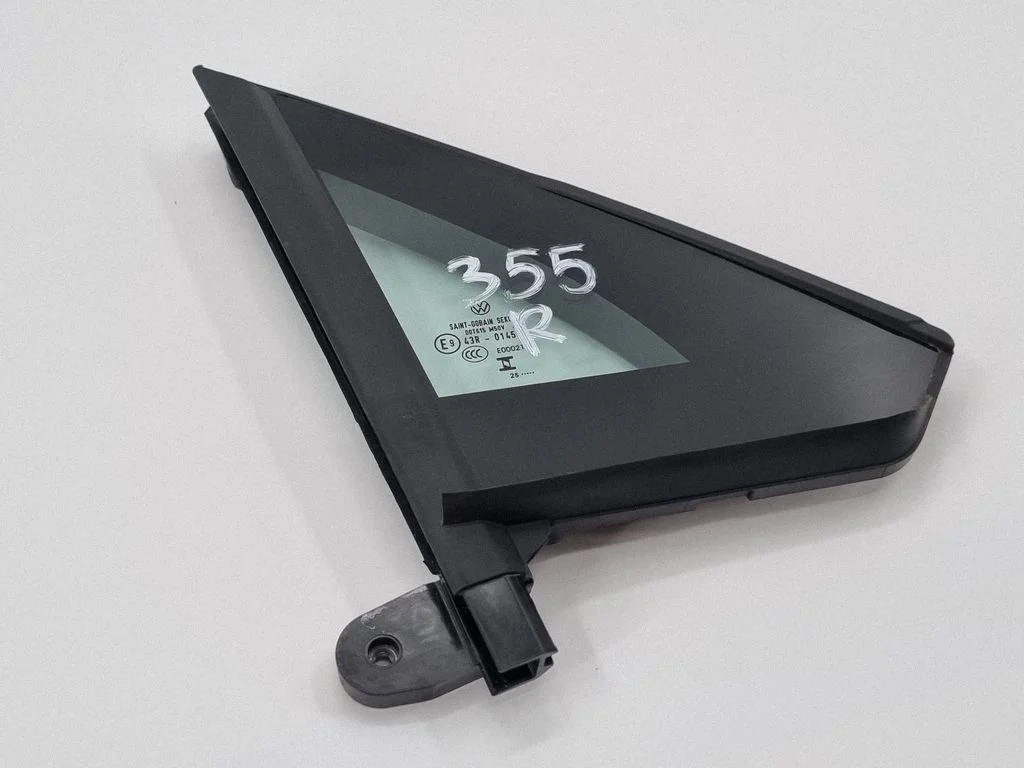 Mažasis "A" priekinių durų stiklas (keturdurio)