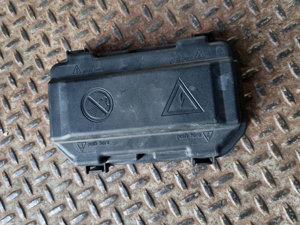 Fuse box cover 9224872
