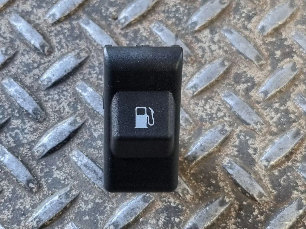 Degalų bako dangtelio atidarymo rankenėlė