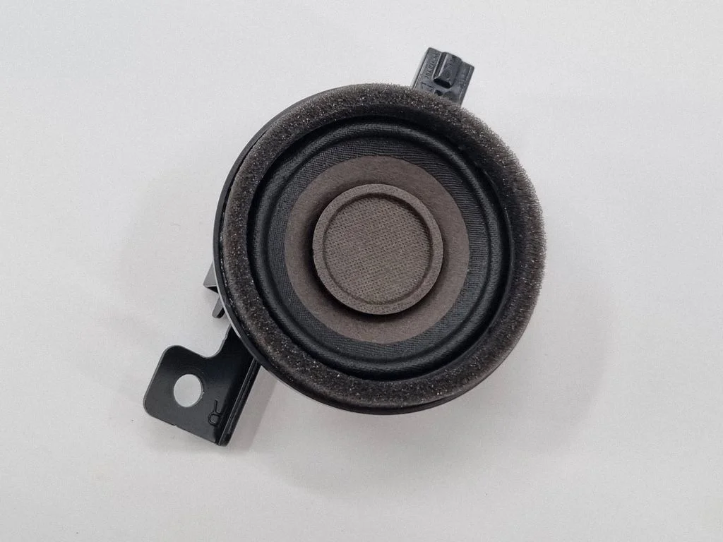 Kõrgsageduslik kõlar(id) esiustes 8B3035399C