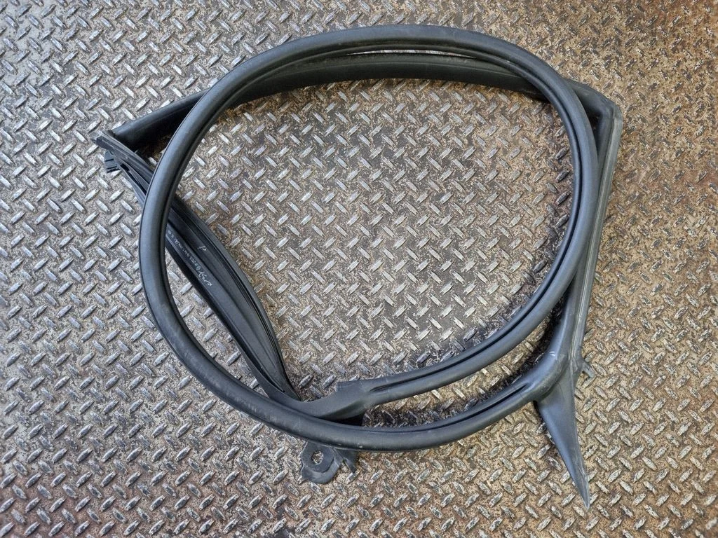 Tagaukse tihend 3G8868119