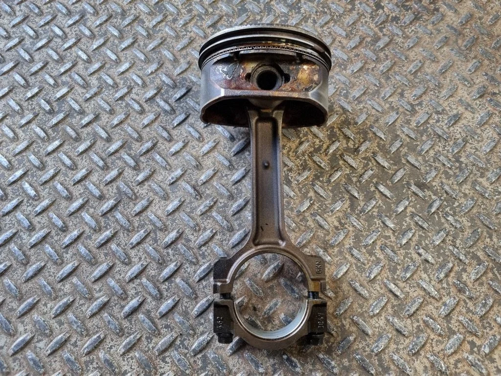 Piston with connecting rod