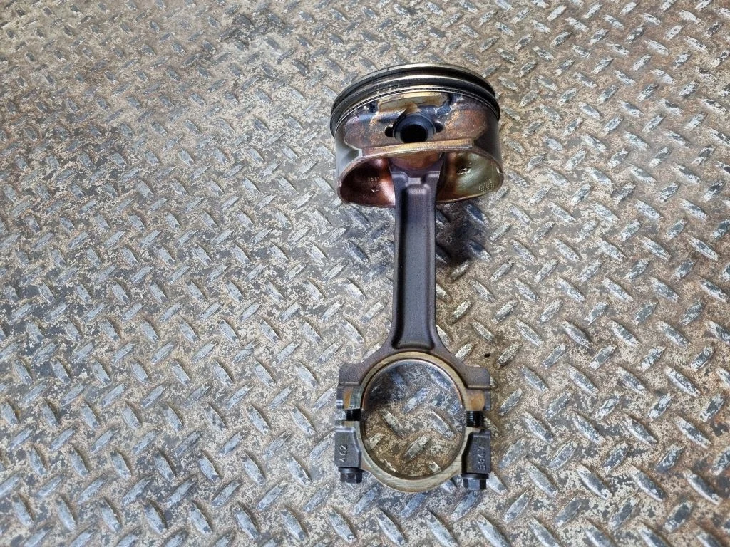 Piston with connecting rod
