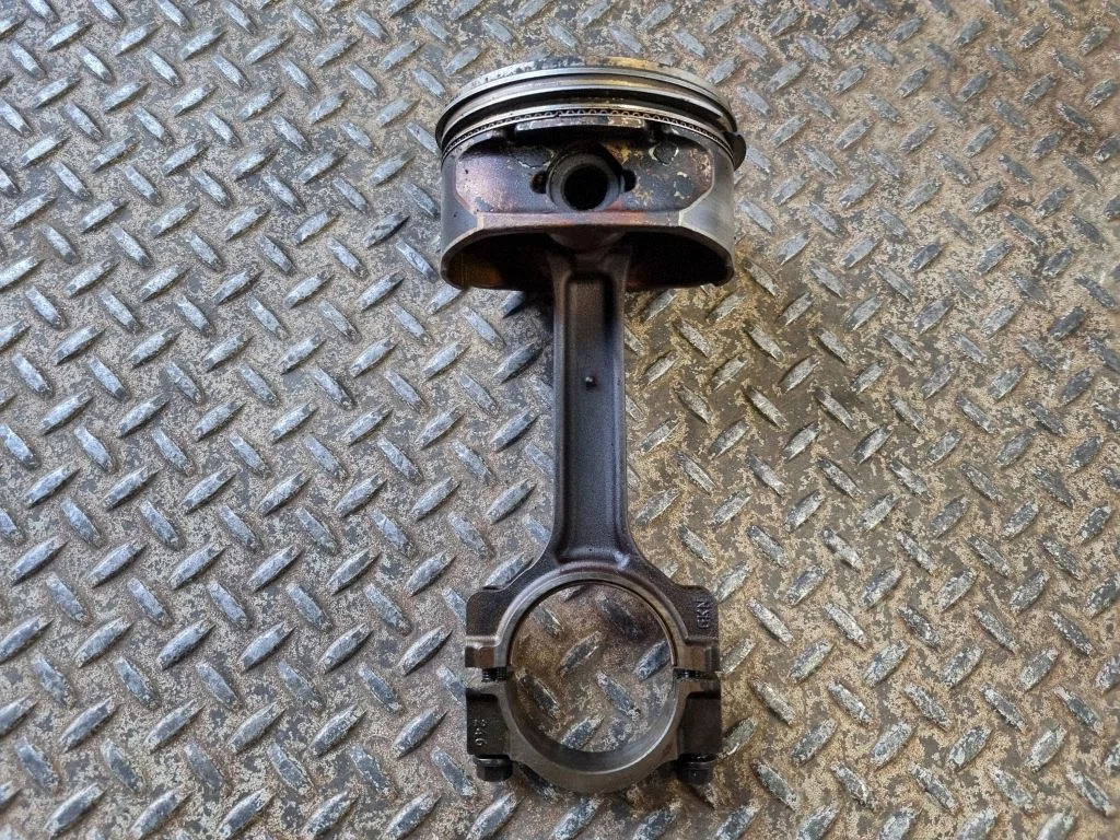 Piston with connecting rod