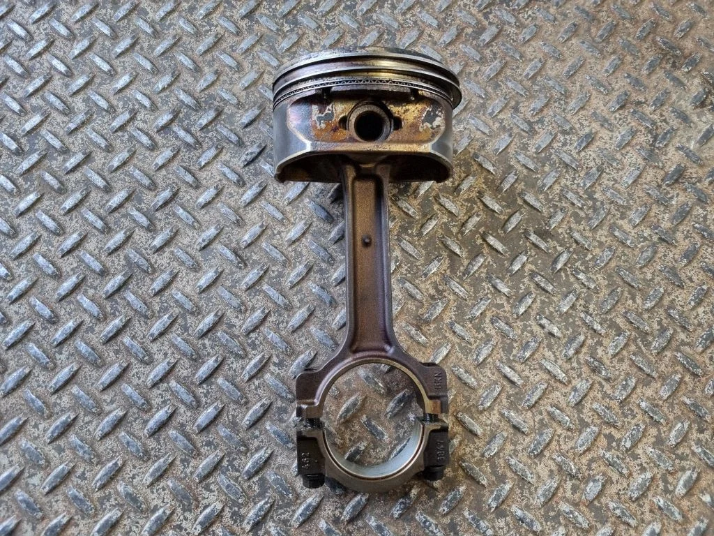 Piston with connecting rod