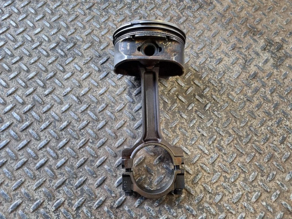Piston with connecting rod