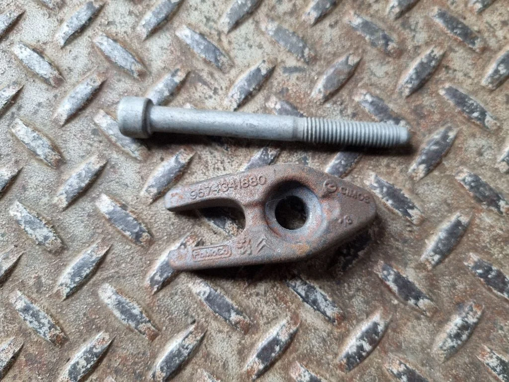 Fuel Injector clamp holder 9674341880