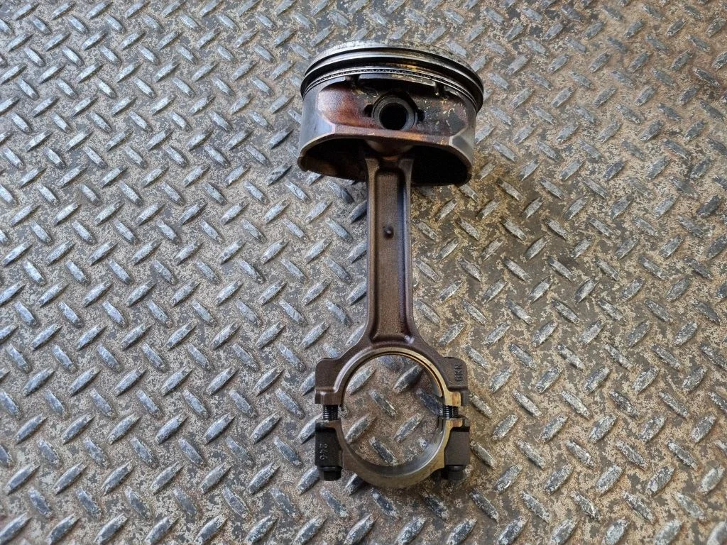 Piston with connecting rod