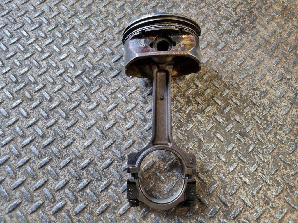 Piston with connecting rod