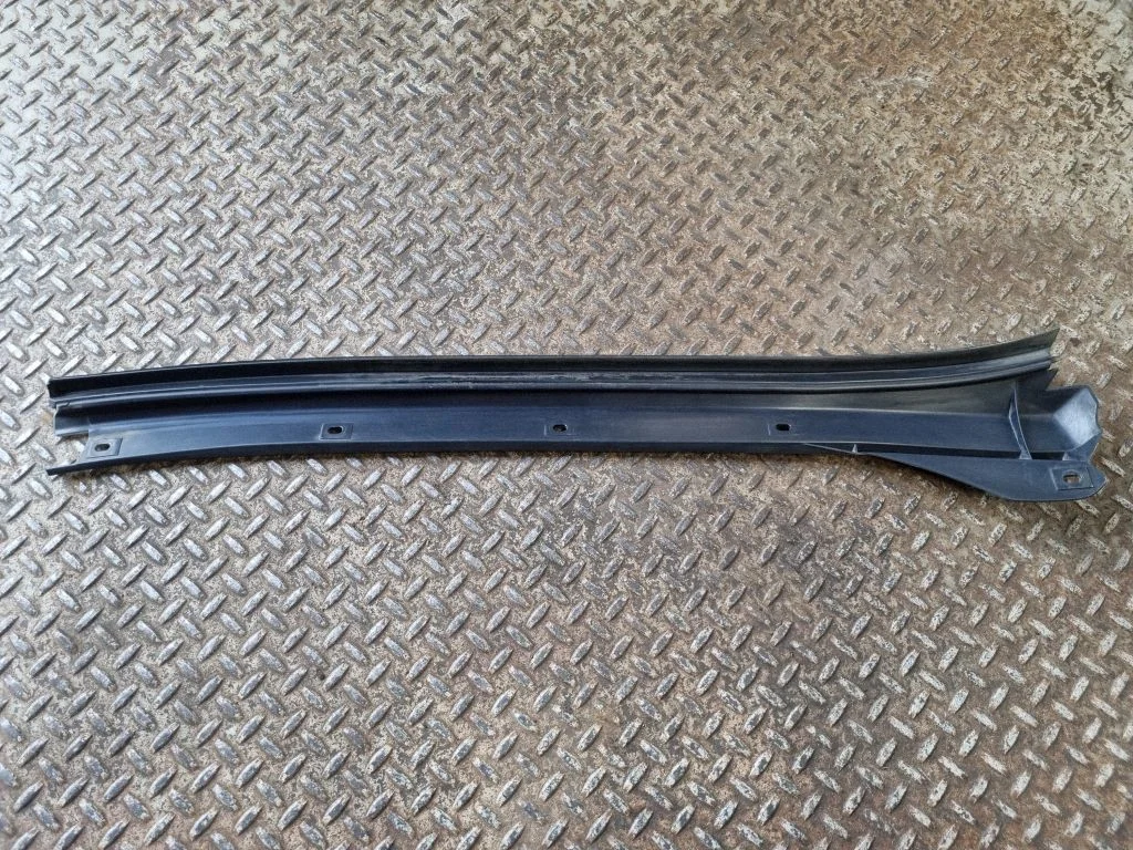 Windshield trim 15823717