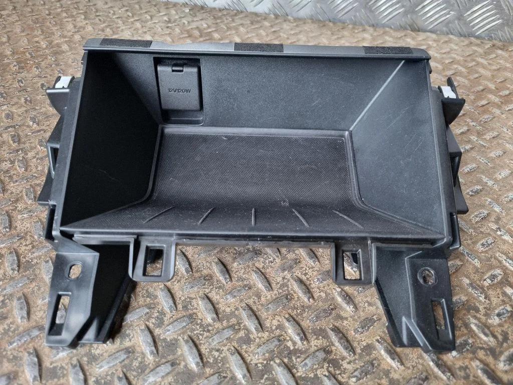 12 V lizdas (priekyje)