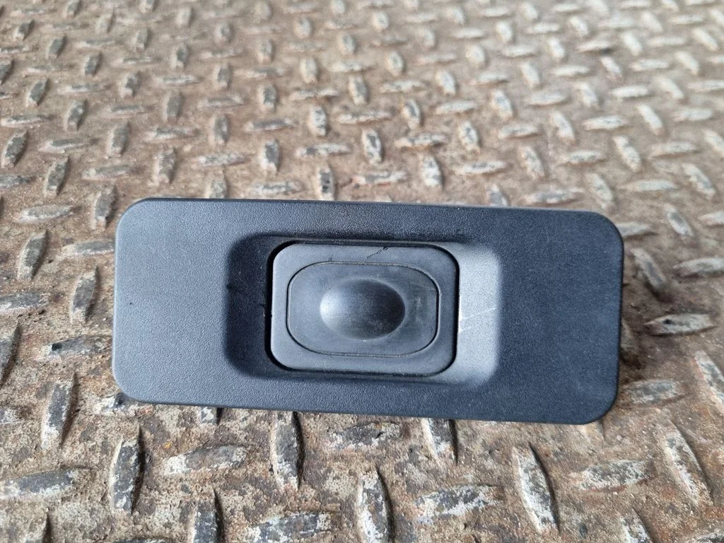 Przycisk otwierania klapy bagażnika – Jaguar XE (2015-)