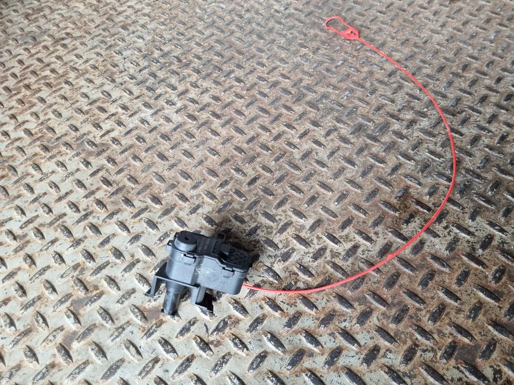 Degvielas tvertnes vāciņa slēdzenes motoriņš 8K0862153F