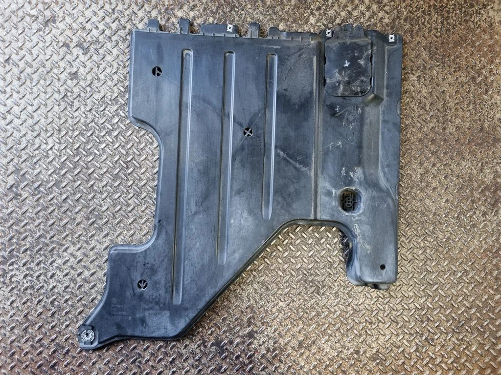 Külgmine põhjakaitse 3Q0825206