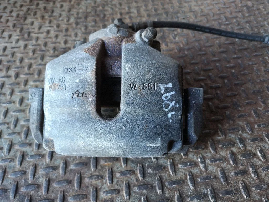 Front brake caliper – left