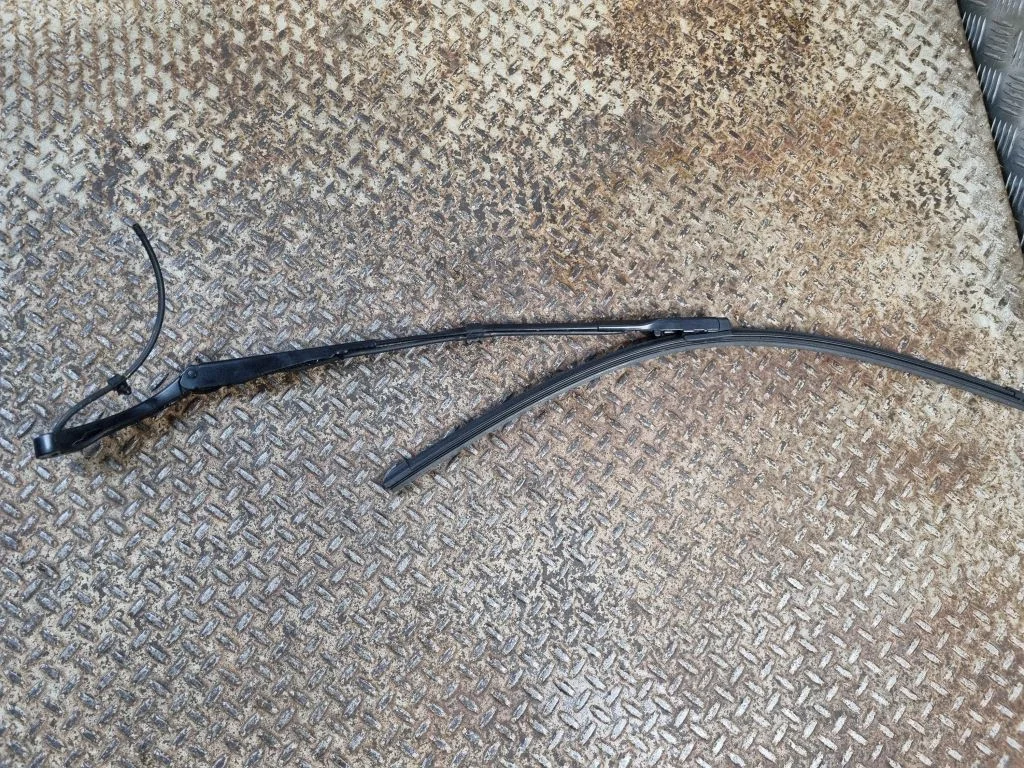 Windshield/front glass wiper blade – Tesla Model Y (2020-)