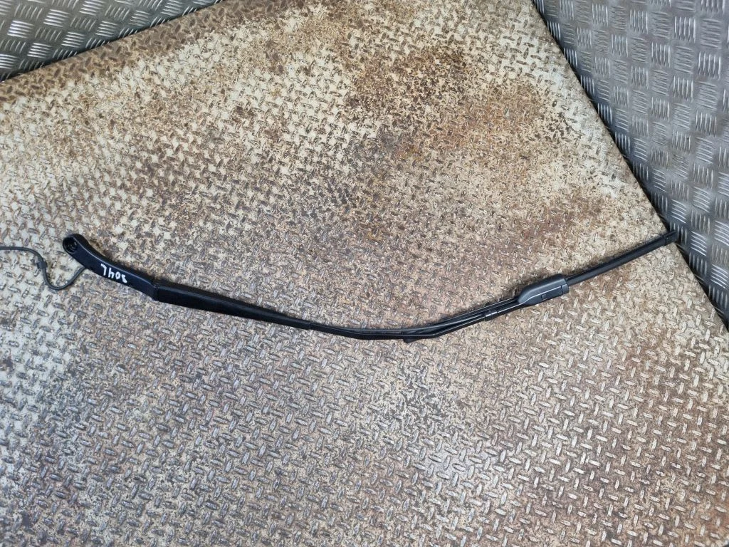 Windshield/front glass wiper blade – Tesla Model Y (2020-)