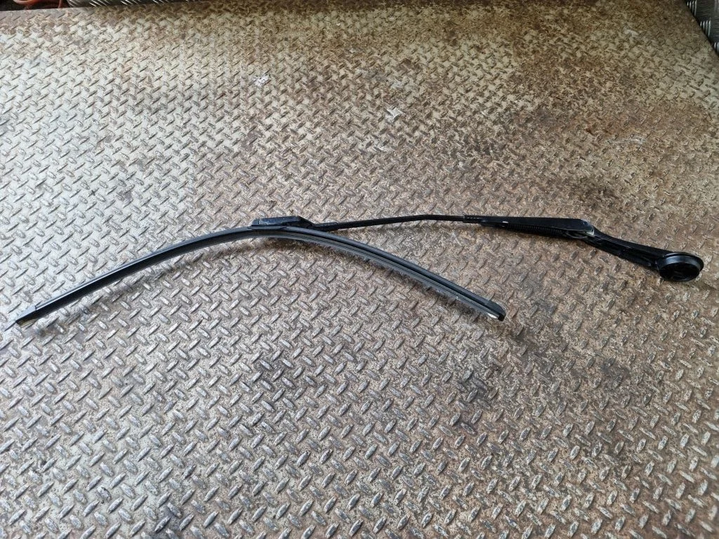 Windshield/front glass wiper blade – Ford Focus (2010-2017)
