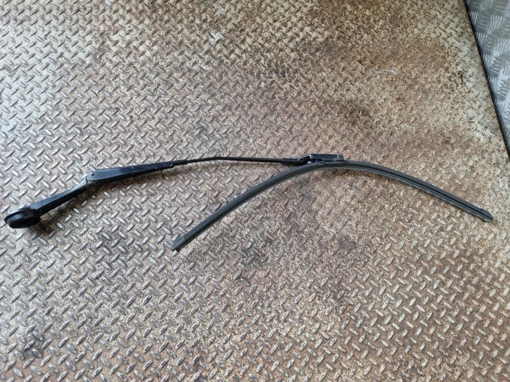 Windshield/front glass wiper blade – Ford Focus (2010-2017)