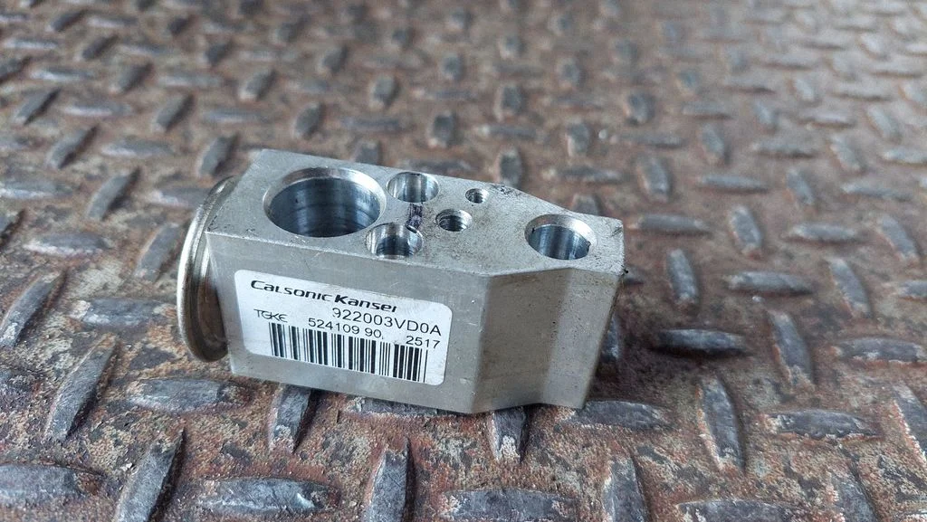 Air conditioning (A/C) expansion valve 922003VD0A