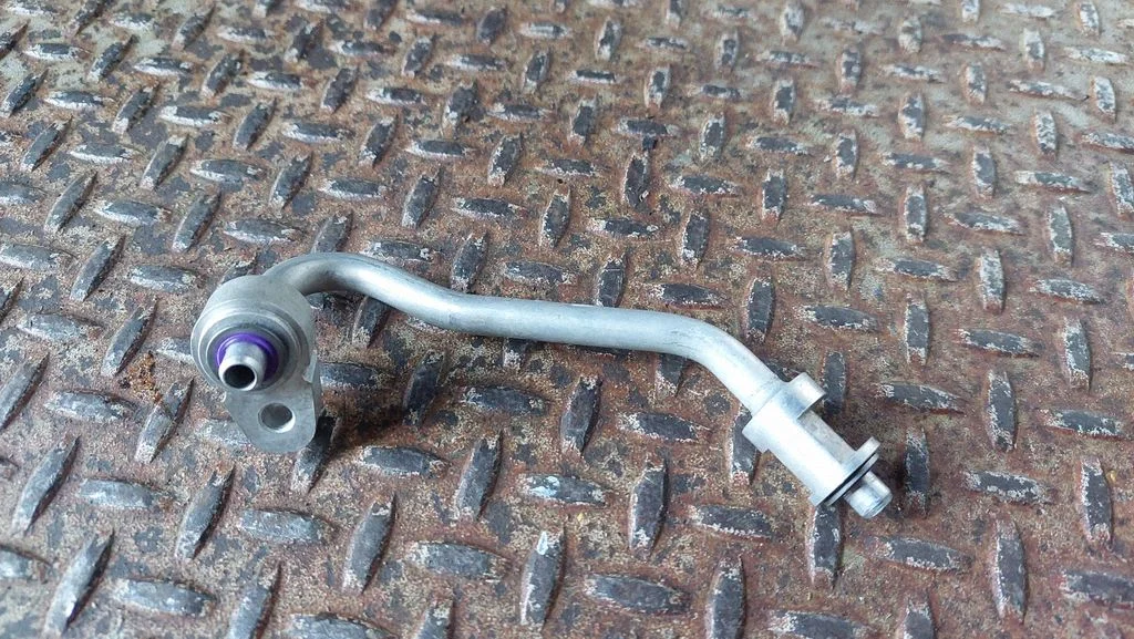 Air conditioning (A/C) pipe/hose