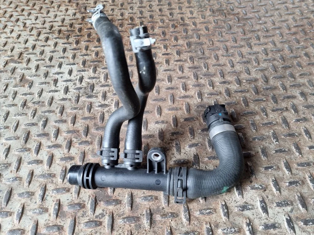 Motora dzesēšanas caurule (-es)/šļūtene (-es) A2642007800