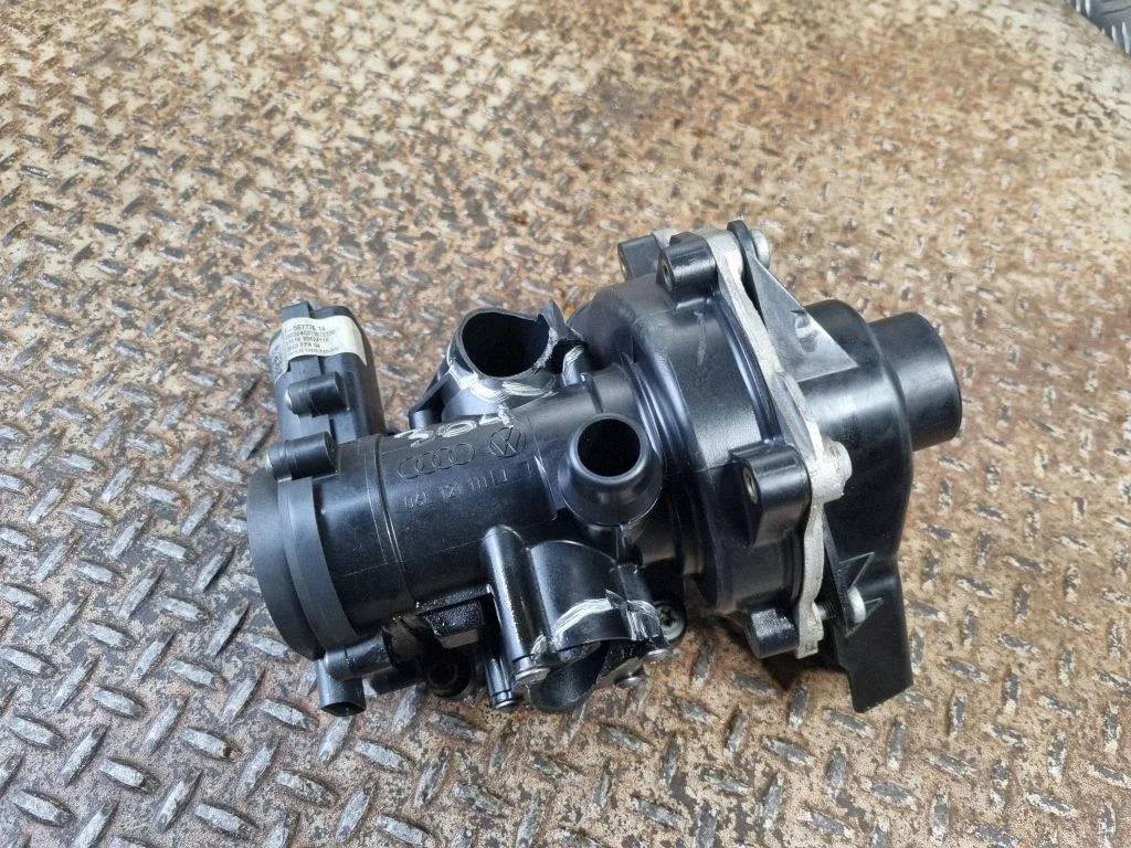 Water pump 06L121111J