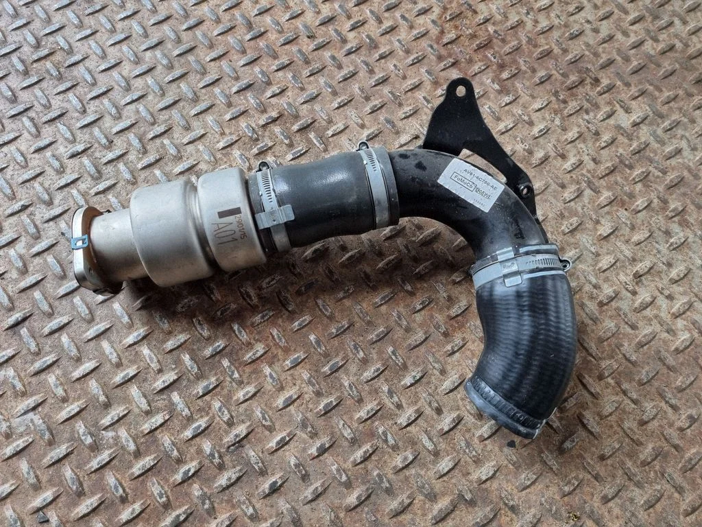 Vahejahuti voolik (-ud)/ toru (-d) – Volvo V40 (2012-2019)