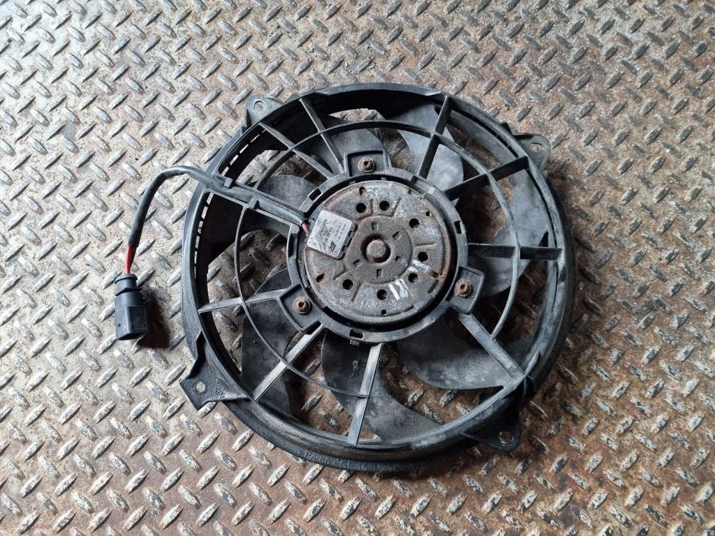 Elektriskais radiatora ventilators 7M3959455A