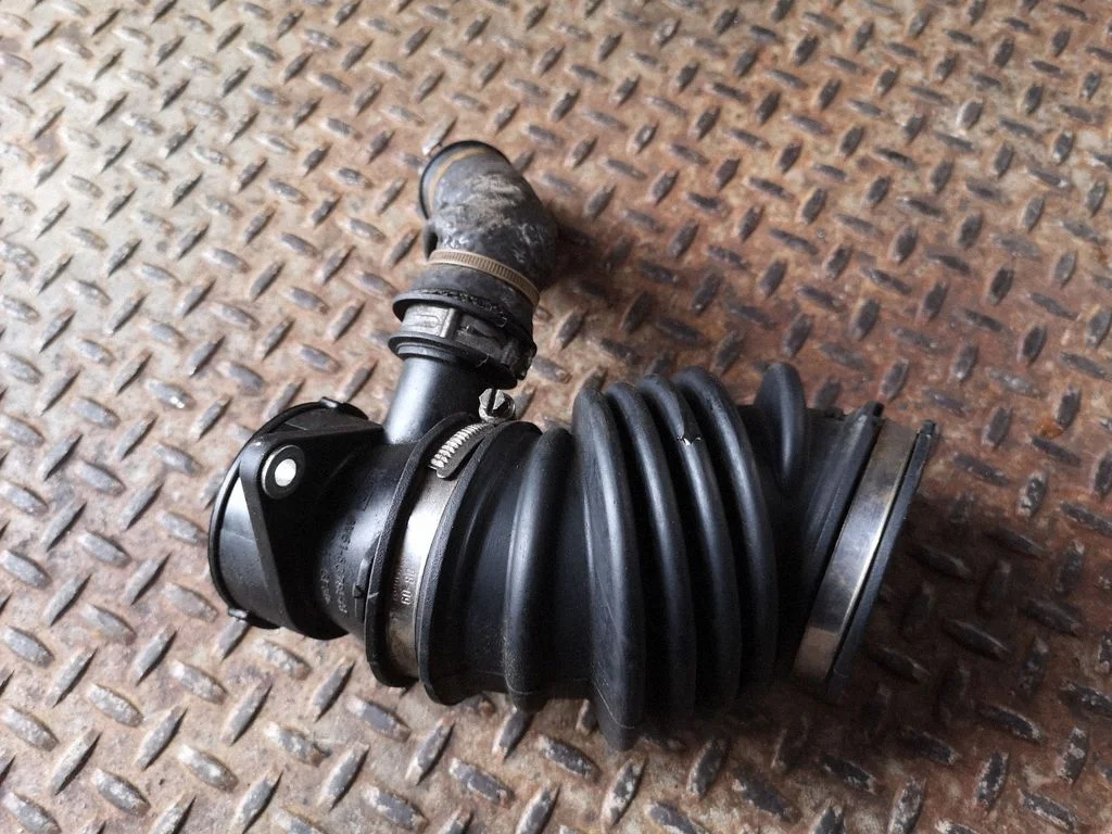 Turbo air intake inlet pipe/hose AV616C784AF